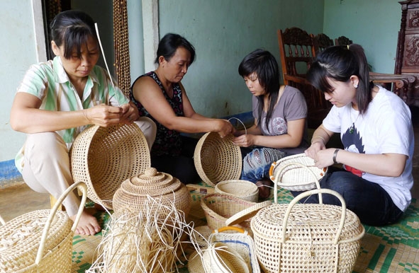 Dạy nghề mây tre đan ở xã Tân Tiến (huyện Krông Pak).  Ảnh: Minh Quân