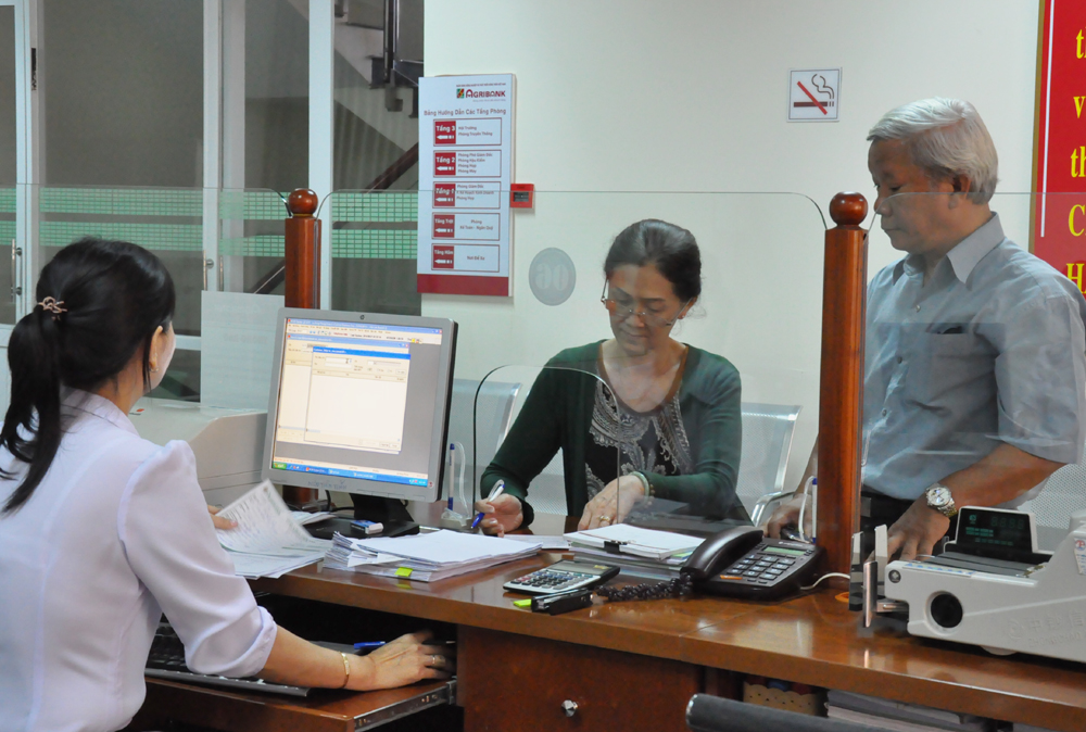 Khách hàng đang giao dịch tại Agribank Dak Lak, Chi nhánh Lê Hồng Phong