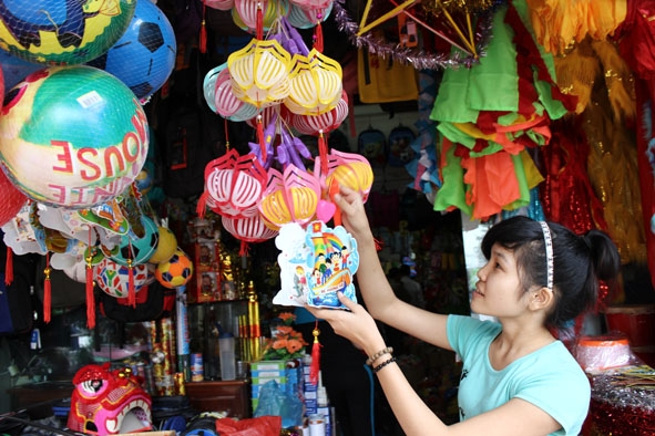 Lần đầu lồng đèn in hình biển đảo xuất hiện trong thị trường   mùa Trung thu năm nay đã gây ấn tượng với người tiêu dùng.