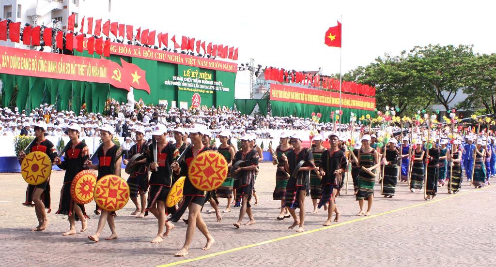 Đồng bào các dân tộc anh em tỉnh Dak Lak diễu hành trong Lễ kỷ niệm 35 năm Chiến thắng Buôn Ma Thuột, giải phóng tỉnh Dak Lak và 105 năm Buôn Ma Thuột hình thành và phát triển – 2010.