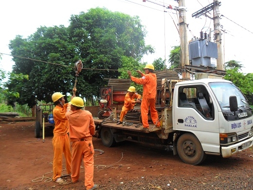Ngày đầu tiên bắt tay thi công đường dây (ảnh: Trần Xuân Ngọ)