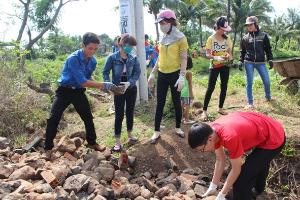 Xã Ea Kao (TP. Buôn Ma Thuột) luôn hoàn thành chỉ tiêu kết nạp đảng viên nhờ  phát triển tốt nguồn thanh niên từ các tổ chức đoàn thể. Trong ảnh: Đoàn viên thanh niên xã Ea Kao ra quân vệ sinh môi trường nông thôn. 