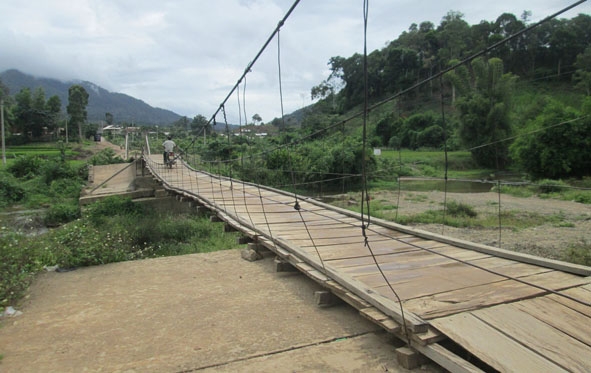 Cây cầu của thôn 5 nối xã Cư San với xã Cư Drăm (huyện Krông Bông) do người dân đóng góp kinh phí xây dựng.
