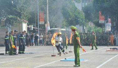 ... xông vào những ngọn lửa cháy...