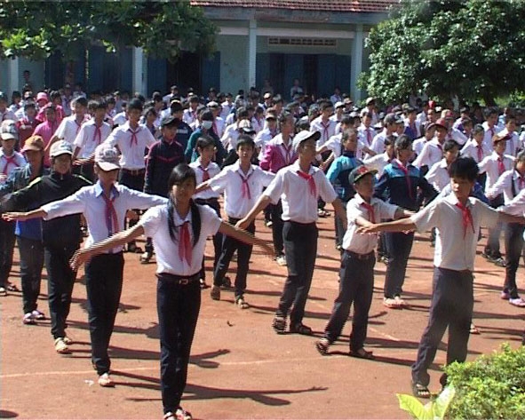 Học sinh Trường THCS Chu Văn An tập thể dục giữa giờ.
