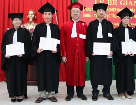 Các  học viên nhận bằng cử nhân Luật.