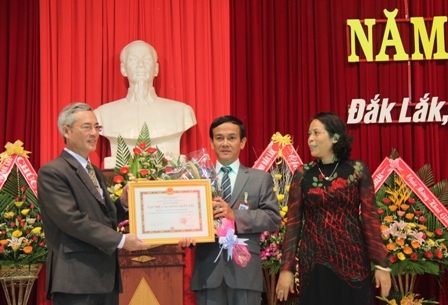 Tập thể nhà trường đón nhận danh hiệu Tập thể Lao động Xuất sắc của UBND tỉnh