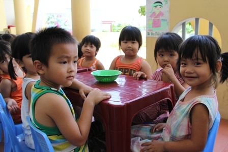 Giờ ăn trưa của các bé Trường Mẫu giáo mầm non thị trấn Krông K'mar (huyện Krông Bông)