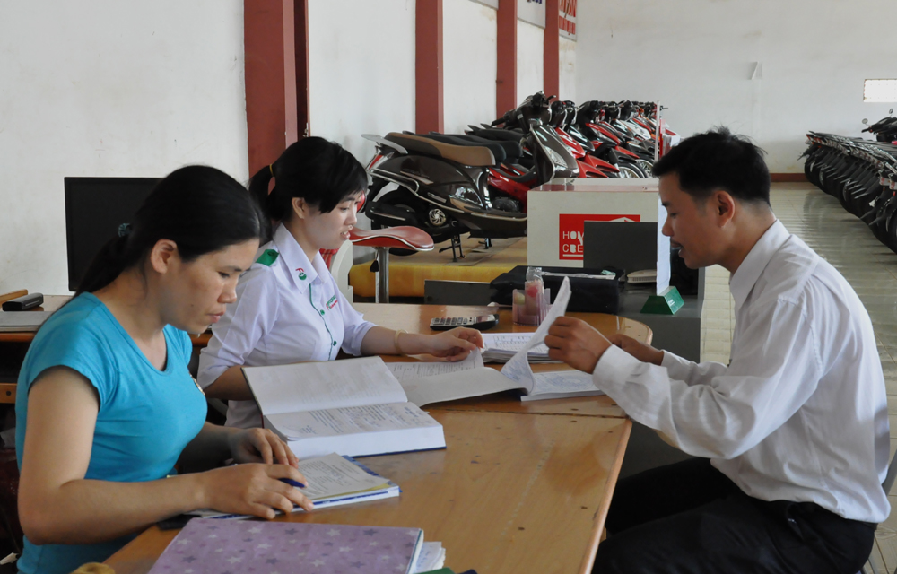 Cán bộ Chi cục thuế huyện Cư kuin (phải) đang tiến hành kiểm tra công tác thuế tại một DN trên địa bàn