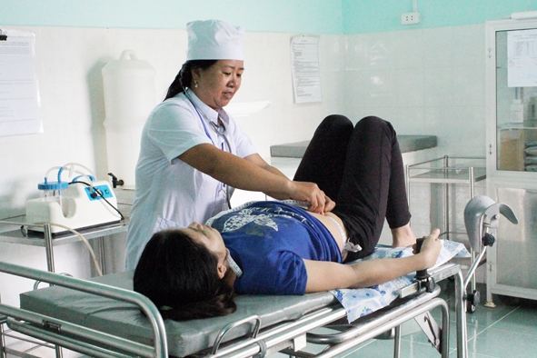 Kiểm tra sức khỏe thai kỳ cho sản phụ tại Trạm Y tế  xã Ea Pin, huyện M’Drak.