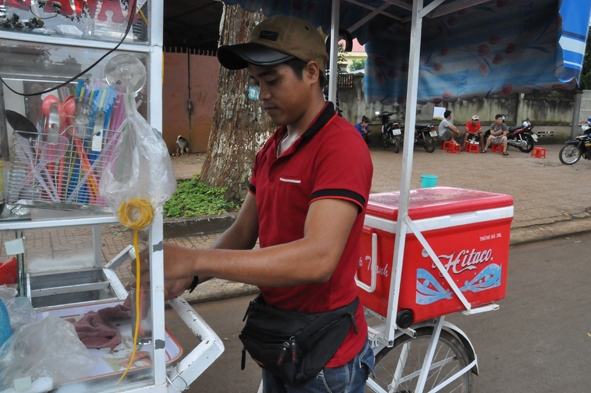  Nguyễn Văn Hải đang pha cà phê cho khách.