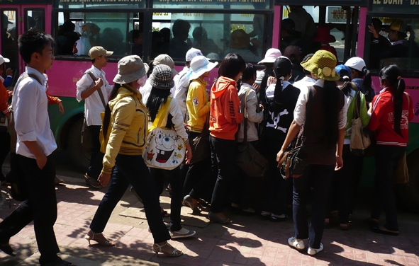 Nhu cầu tăng cao khiến nhiều xe đưa đón học sinh cố nhồi nhét khách.  Trong ảnh: Cảnh học sinh chen lấn lên xe ở huyện Cư M'gar.