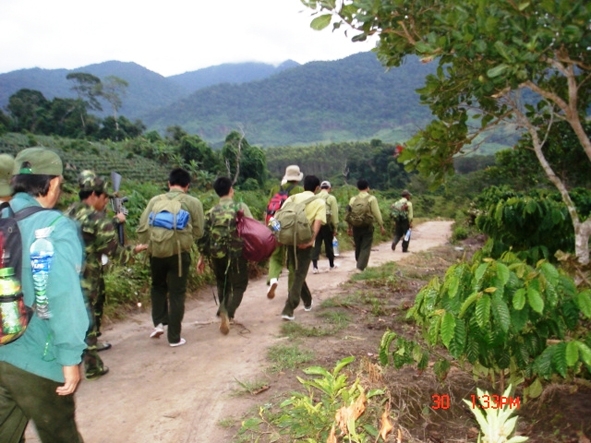 Kiểm lâm VQG Chư Yang Sin và người dân đi tuần tra rừng.