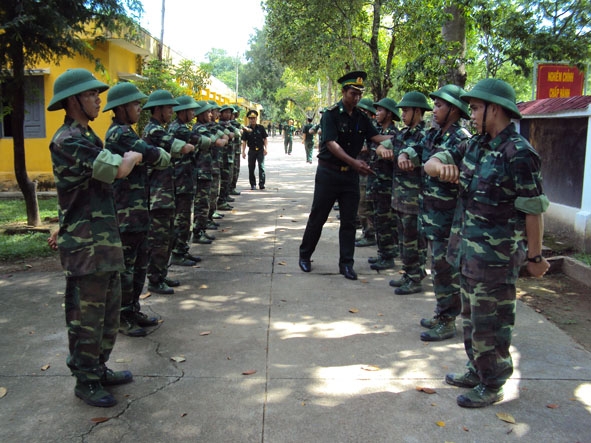 Huấn luyện điều lệnh đội ngũ tay không cho chiến sĩ mới  tại Tiểu đoàn Huấn luyện cơ động D19.