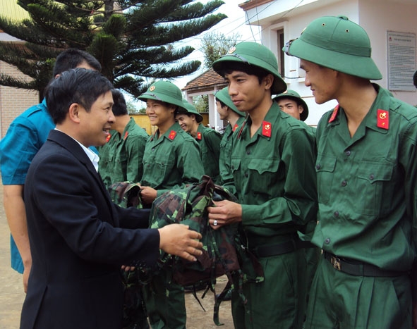 Lãnh đạo xã Ea Kmút (huyện Ea Kar) động viên thanh niên nhập ngũ.