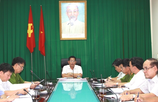 Ủy viên Trung ương Đảng, Bí thư Tỉnh ủy Niê Thuật (ngồi giữa) chủ trì cuộc họp. 
