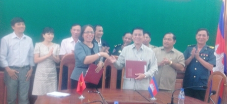 Lãnh đạo Ban Chuyên trách tỉnh Dak Lak và Mondulkiri ký kết 