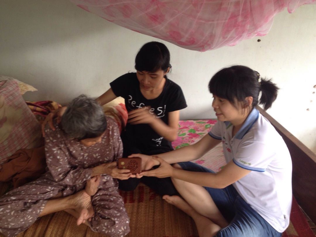 Tặng những món quà tuy nhỏ nhưng nhiều ý nghĩa