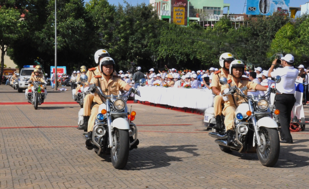 Sau Lễ khai mạc, đoàn diễn hành qua lễ đài