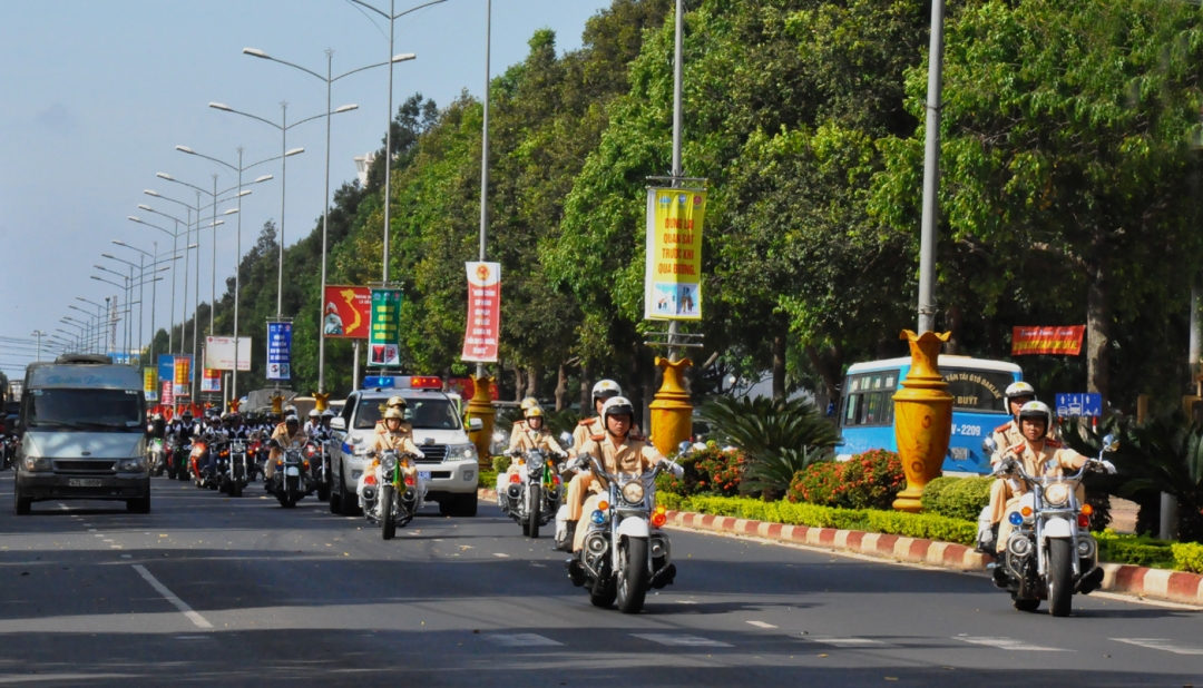 Đoàn xe đang đi trên đường Nguyễn Tất Thành