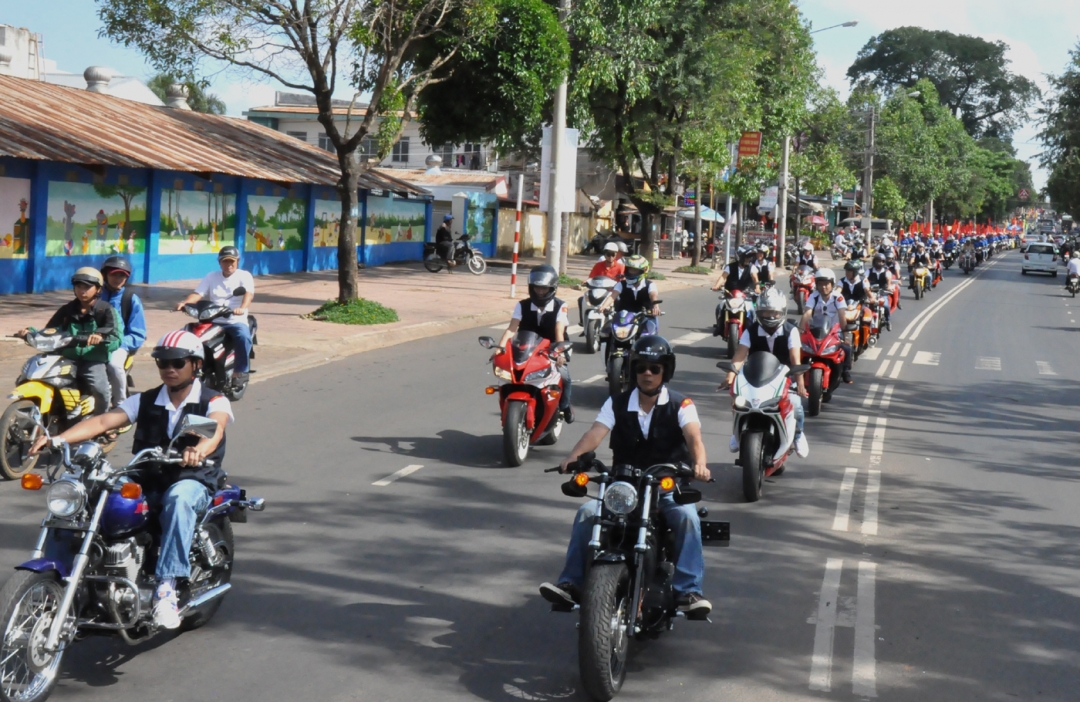 Dẫn đoàn diễu hành có sự tham gia của CLB mô tô Dak Lak