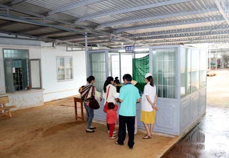 Sân bệnh viện được trưng dụng thành phòng cấp đơn thuốc cho người bệnh.