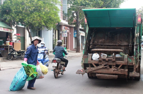 Thu gom rác thải sinh hoạt từ các hộ dân trên tuyến đường Nguyễn Viết Xuân (TP. Buôn Ma Thuột).