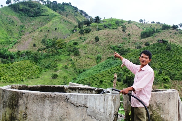 Anh Y Ngâng bên công trình nước tự chảy.