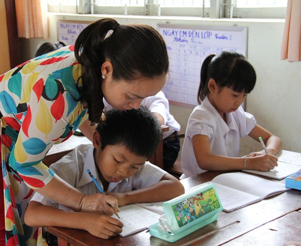 Cô và trò Trường Tiểu học  Lý Thường Kiệt, TP. Buôn Ma Thuột  (ảnh minh họa).  Ảnh: Nguyên Hoa