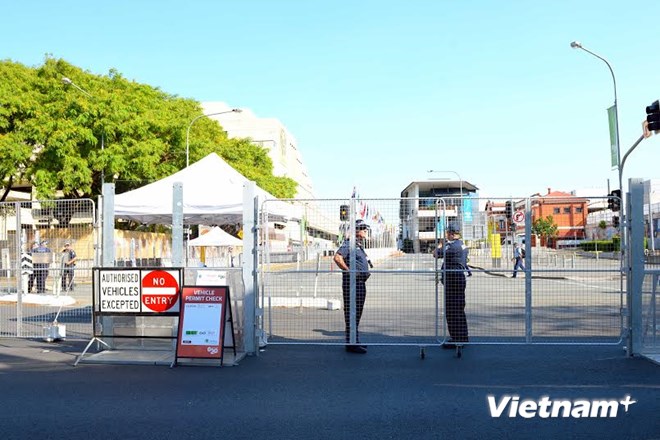 Các tuyến đường xung quanh nơi tổ chức hội nghị được ngăn cách bằng rào an ninh. (Ảnh: Vietnam+)