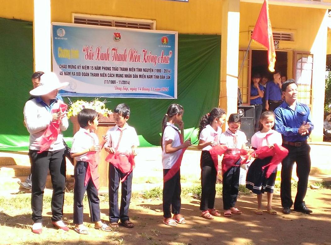 Đại diện huyện đoàn Krông Ana trao quà tặng các cháu thiếu nhi