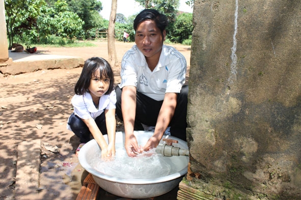 Nhờ có công trình cấp nước tập trung được xây dựng từ Chương trình 134, bà con buôn Kmăn, xã Dur Kmăn được sử dụng nước hợp vệ sinh.