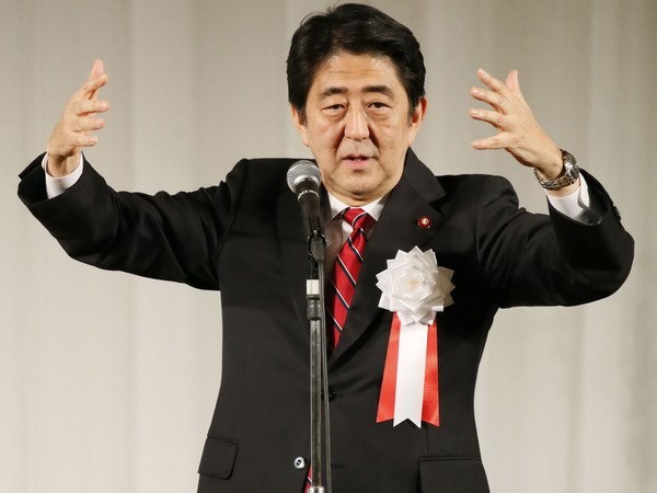 Thủ tướng Nhật Bản Shinzo Abe phát biểu tại lễ kỷ niệm 50 năm ngày thành lập Đảng Komeito, một đối tác của Đảng Dân chủ Tự do trong liên minh cầm quyền ở Tokyo, ngày 17-11. (Nguồn: Kyodo/ TTXVN)