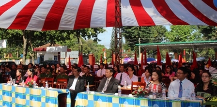 Đại biểu và học sinh tham dự Lễ khai giảng.