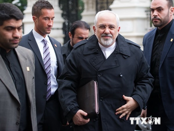 Trưởng đoàn đàm phán Iran, Ngoại trưởng Mohammad-Javad Zarif (giữa) trước vòng đàm phán. (Nguồn: AFP/TTXVN)