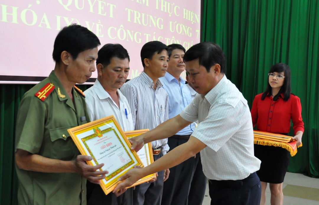 Bí thư Thành ủy Buôn Ma Thuột Nguyễn Viết Tượng trao Giấy khen tặng các tập thể có thành tích xuất sắc