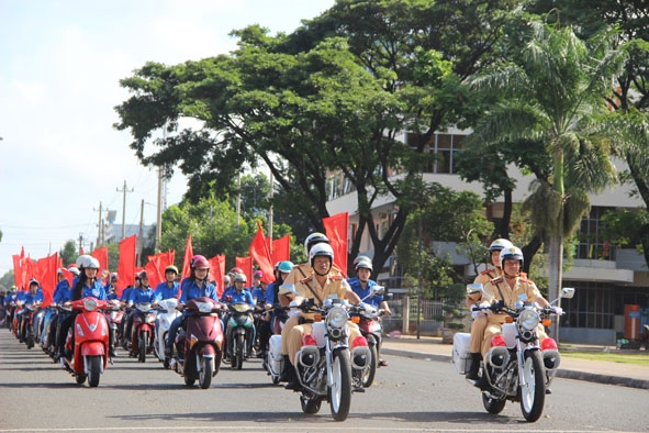 Đoàn viên thanh niên  ra quân tuyên truyền  cổ động trên  địa bàn TP. Buôn  Ma Thuột.