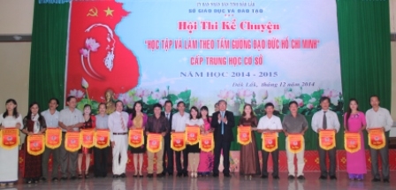 Ban tổ chức tặng Cờ lưu niệm các đơn vị tham gia Hội thi