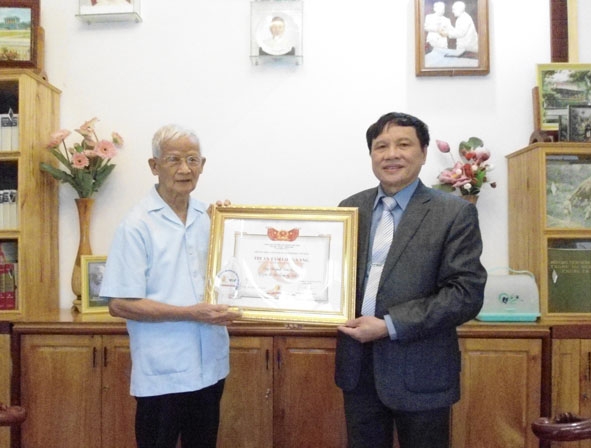 Trao bằng “Tri ân tấm lòng vàng” tặng ông Huỳnh Văn Cần.
