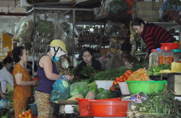 Người dân đang mua bán tại Chợ Trung tâm Buôn Ma Thuột