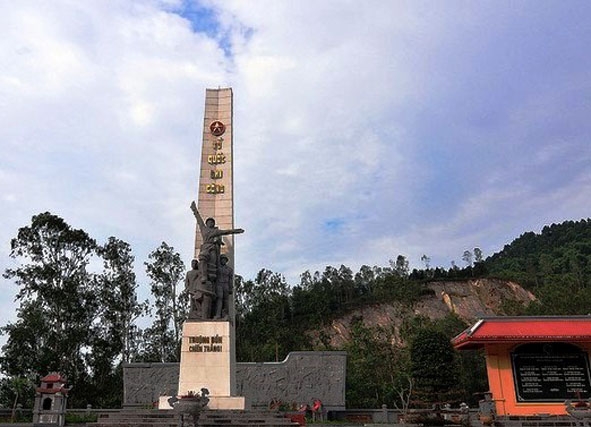  Tượng đài  chiến thắng  tại  Khu di tích Truông Bồn.
