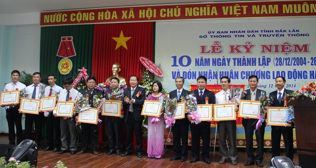 Đồng chí Trần Hiếu trao tặng Bằng khen của UBND tỉnh cho các tập thể và cá nhân