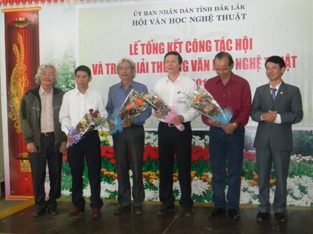 Các tác giả nhận giải thưởng sáng tác VH-NT năm 2014