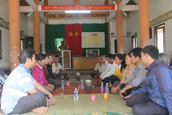 Cấp ủy, ban tự quản buôn Ling và H’Đing gặp gỡ trao đổi, nắm bắt thông tin với nhau.