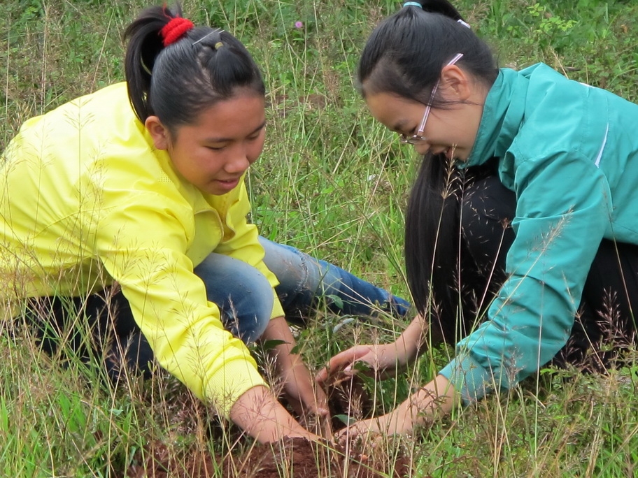 Các em học sinh trồng cây tại thôn Kiên Cường, xã Hòa Thuận (TP. Buôn Ma Thuột)