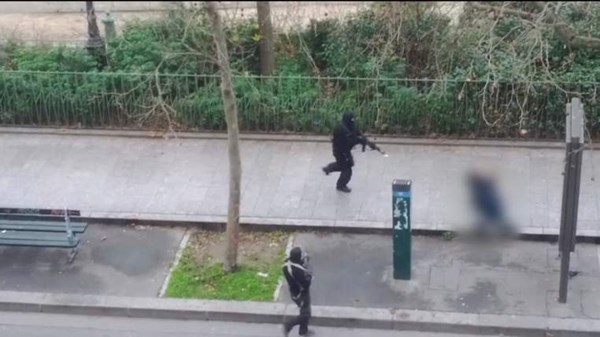 Hình ảnh hai tay súng khủng bố trích từ video an ninh.