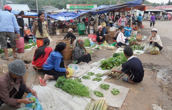 Nhiều người dân bày bán các nông sản của gia đình bên lề đường.