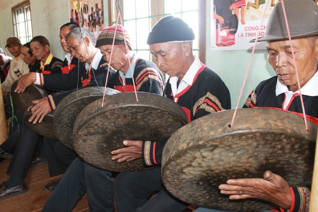 Các nghệ nhân đội chiêng buôn Pu Huê (xá Ea Ktur) biểu diễn bài chiêng 