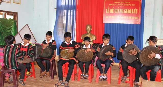 Phần biểu diễn của đội chiêng trẻ buôn Ea Ktur (xã Ea Ktur)