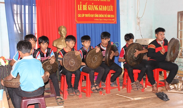 Phần diễn tấu của đội chiêng trẻ buôn H'ra Ea Tlă (xã Dray Bhiăng).